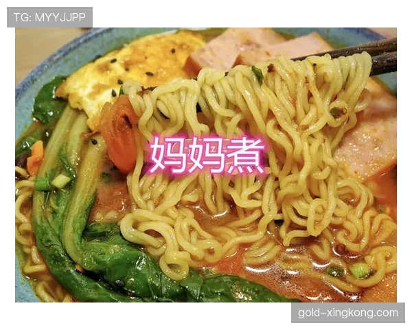 周琦这身高,居然在家自己煮泡面吃? 周琦这身高,居然在家自己煮泡面吃?